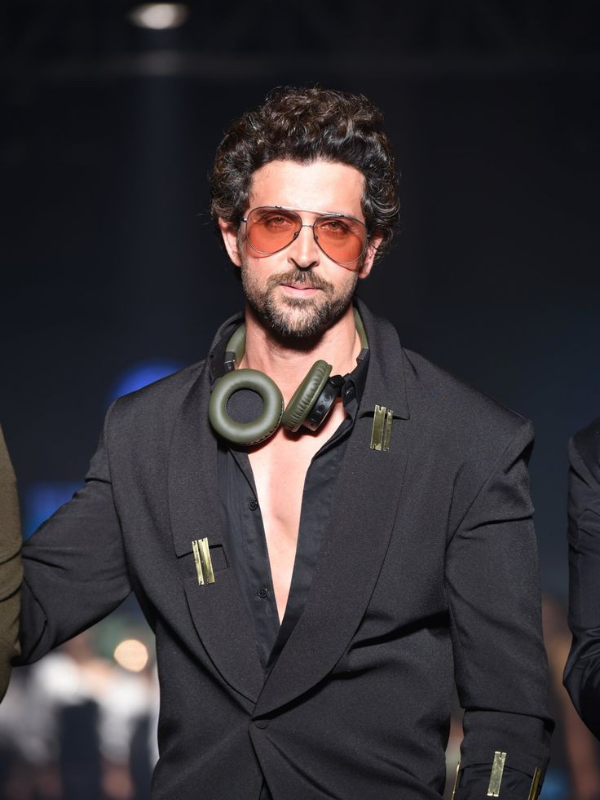 Why do celebrities always wear sunglasses? - ROYALTAIL